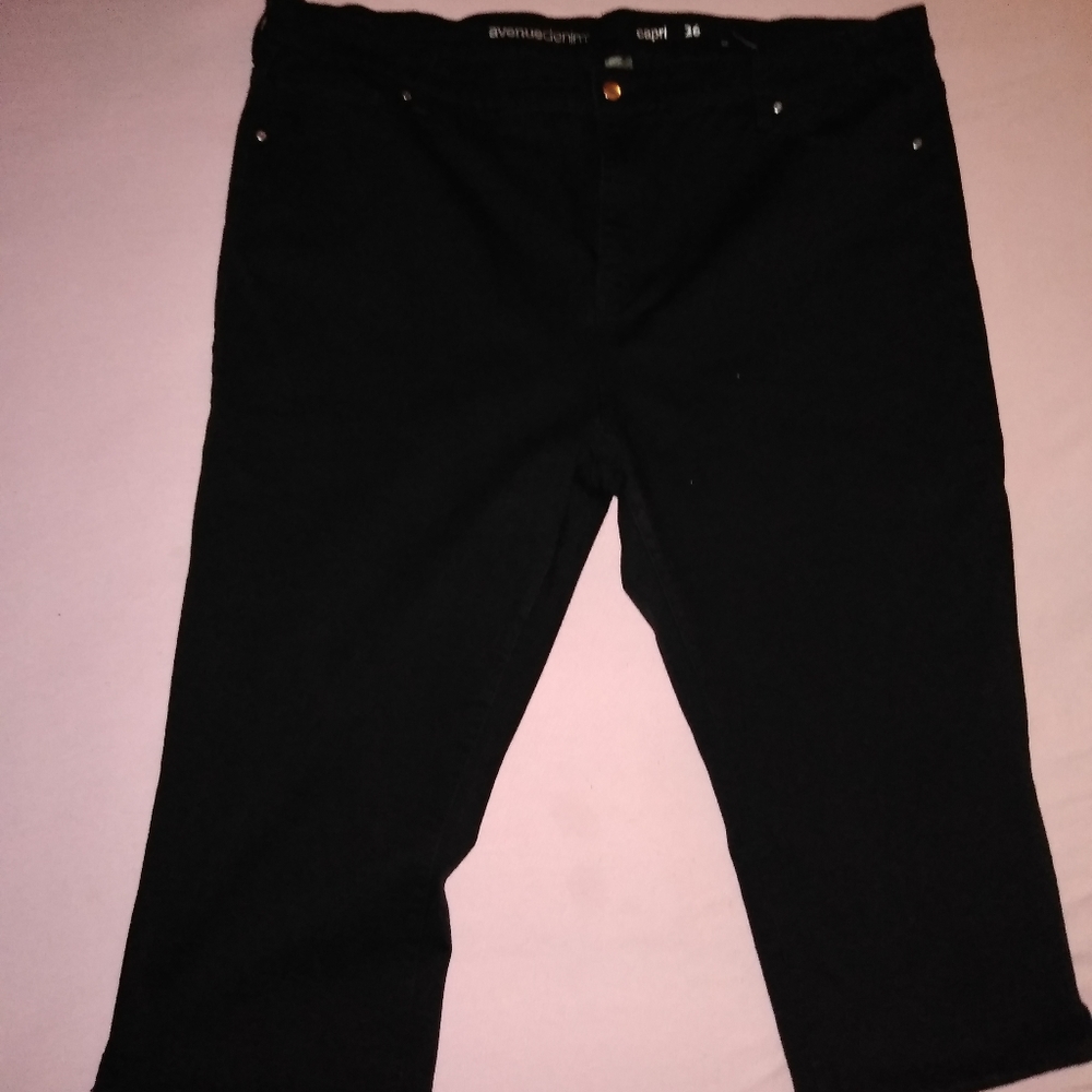 Black avenue Capris